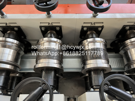 Düzenlenebilir Besleme Genişliği Perde Kapı Rulo Formasyon Makinesi Kalınlığı 0.8-1.2mm