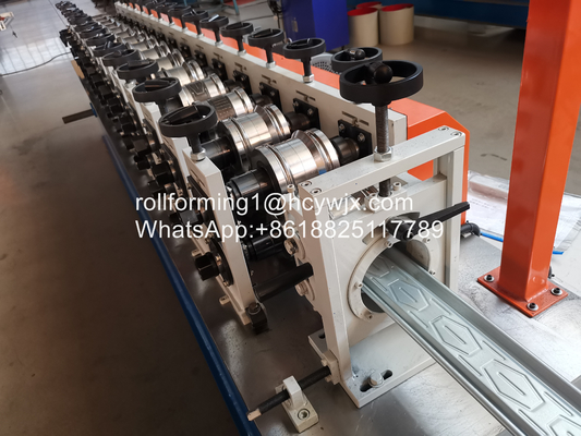 Düzenlenebilir Besleme Genişliği Perde Kapı Rulo Formasyon Makinesi Kalınlığı 0.8-1.2mm