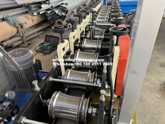 Zincir iletimli kapı perdesini Cr12 kesme bıçağı malzemesiyle şekillendirme makinesi